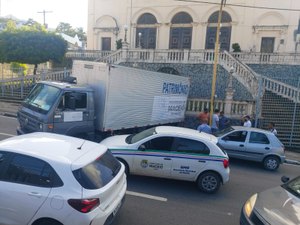 Caminhão e carro da Prefeitura de Maceió colidem no Centro de Maceió