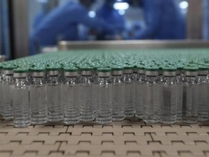 Fiocruz recebe banco de células e vírus para insumo de vacina contra a covid