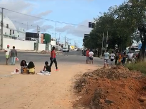 Familiares de reeducandos realizam novo protesto em Maceió