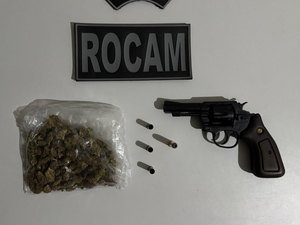 Dupla é conduzida à delegacia após apreensão de arma e maconha em Arapiraca