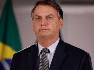 'A mulher sábia edifica o lar', cita Bolsonaro no Dia da Mulher