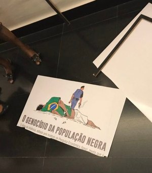 Deputado do PSL vandaliza exposição sobre o Mês da Consciência Negra na Câmara