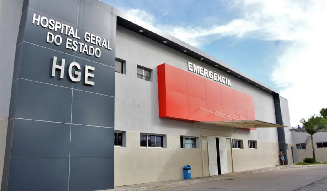 Homem é esfaqueado pela esposa após agredi-la dentro de apartamento no Farol, em Maceió