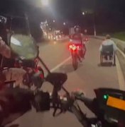 Vídeo mostra PMs ajudando cadeirante em avenida movimentada de Maceió