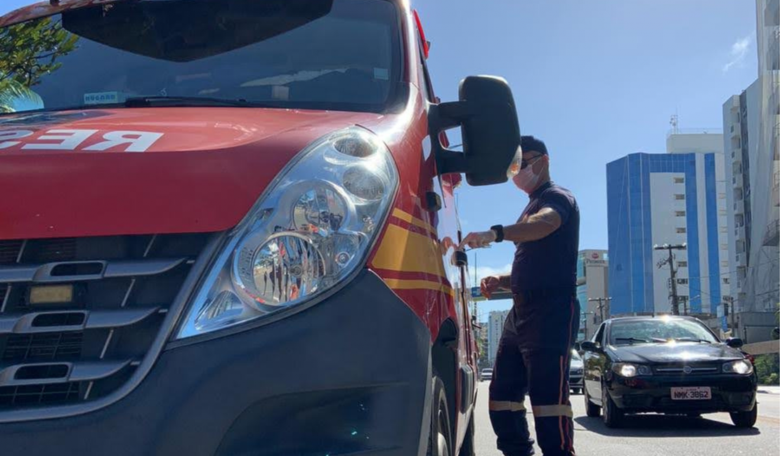 Mulher é atropelada por moto e socorrida na Avenida Álvaro Otacílio