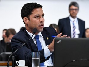 Combate ao abandono escolar é foco de projeto relatado por Rodrigo Cunha