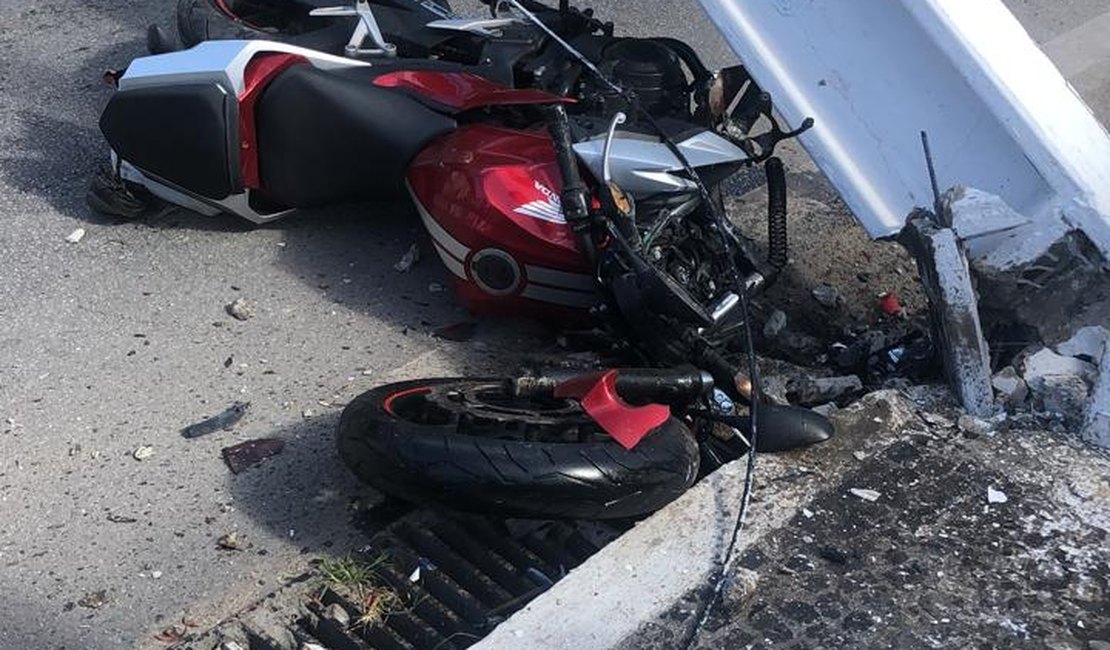 Motociclista fica ferido após colidir contra poste na Av. Gustavo Paiva