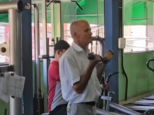 Idoso viraliza nas redes sociais ao mostrar evolução na musculação