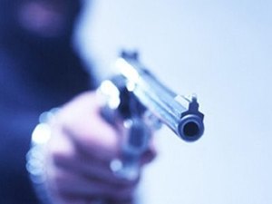 Criminosos assaltam restaurante e roubam celulares e objetos pessoais das vítimas