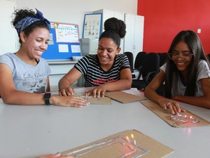 Governo de Alagoas anuncia licitação para compra de kits de combate à pobreza menstrual