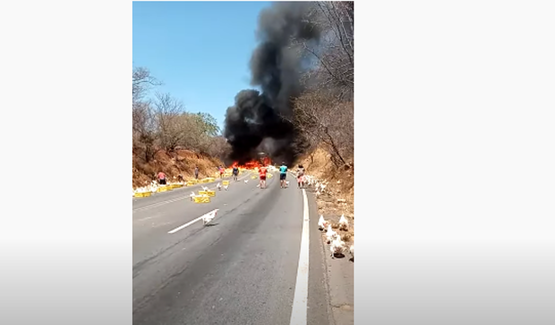 [Vídeo] Carreta perde freio, bate em caminhão e explode na BR 242
