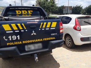 PRF prende suspeito de receptação e recupera veículo roubado na BR 104