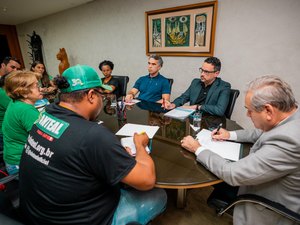 Em campanha para prefeitura de Penedo, Március Beltrão passou longe de negociação com professores