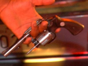 Jovens são presos e polícia apreende armas de fogo e munições