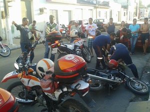 Motociclista não respeita placa de trânsito e colide contra outra moto