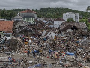 Passa dos 300 o número de mortos por tsunami na Indonésia