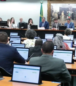 CCJ da Câmara adia análise de PEC sobre redução da maioridade penal