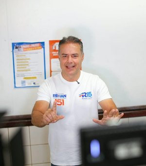 Renan Filho vota em Maceió e demonstra confiança em vitória no primeiro turno