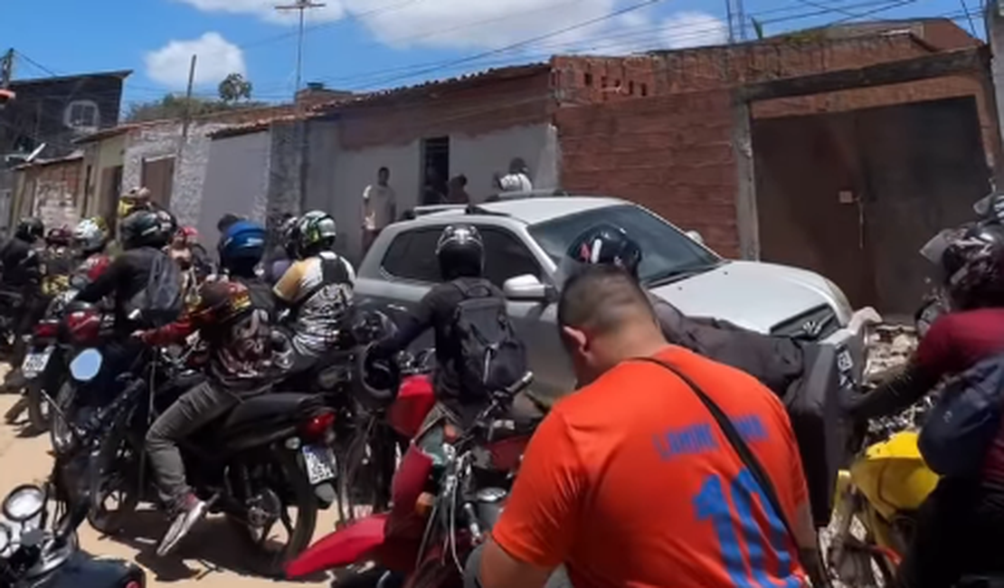 Motociclistas fazem ato de apoio a menino que vende doces após ser ridicularizado por influenciadora