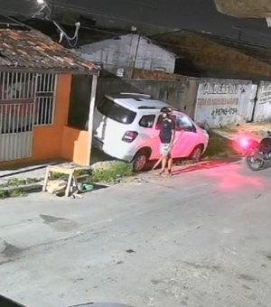 Homem usando tornozeleira eletrônica é flagrado tentando furtar casas e carros no Cruzeiro do Sul