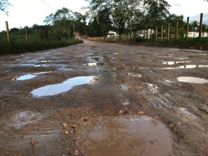[Vídeo] Arapiraca: estrada que dá acesso ao Cangandu segue sem pavimentação