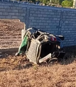 Casal fica ferido após carro sair da pista e capotar em Água Branca