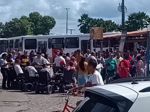 Cadeirantes cobram melhorias no transporte durante manifestação no Benedito