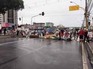 Moradores do Bom Parto fecham trecho da Avenida Fernandes Lima