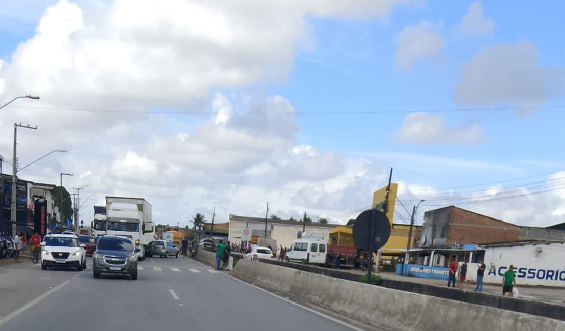 Colisão entre carreta e carro deixa trânsito lento na BR-104 em Rio Largo