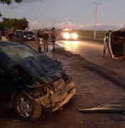 Motorista de Kombi perde direção do veículo e colide com carro na AL-105