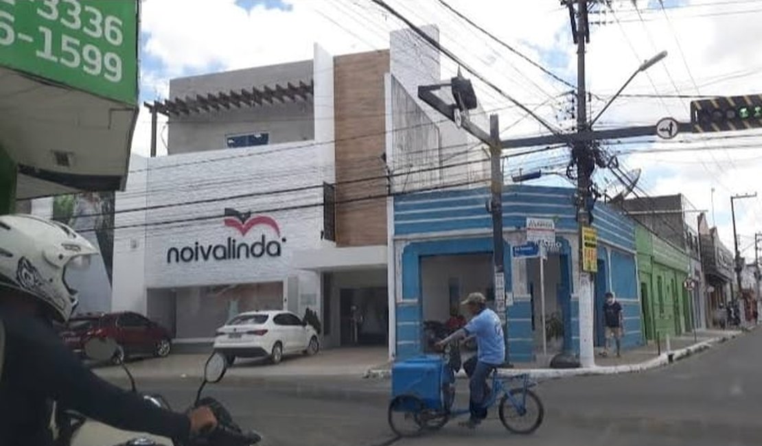 Dupla rouba ventilador e celular de estabelecimento comercial em Arapiraca