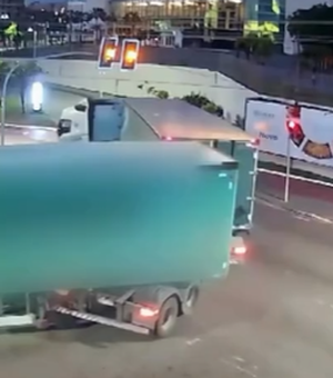 Caminhão derruba semáforo durante conversão na Av. Gustavo Paiva, em Maceió