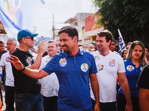Rodrigo Cunha recebe reconhecimento de trabalho durante visita ao Mercado Público de Arapiraca