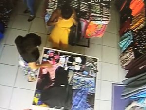 Vídeo mostra furto a loja de roupas na Feirinha do Jacintinho