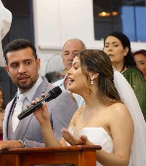 Noiva pede microfone ao padre e surpreende convidados ao cantar “Pai Nosso”