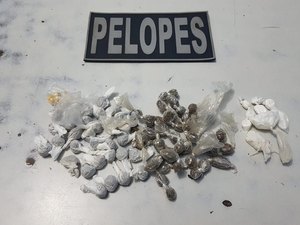 Homem é preso pela PM, após ser flagrado vendendo drogas na Praça Marques, em Arapiraca