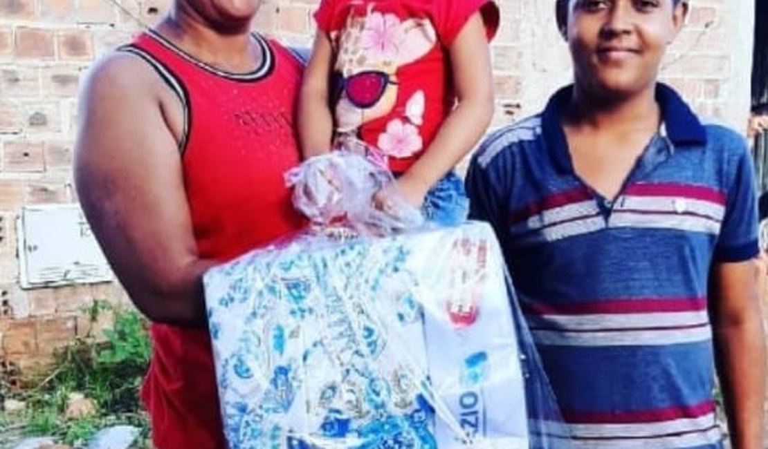 Adolescente “Índio do povo” solicita doações para a festa das crianças em bairros de Arapiraca