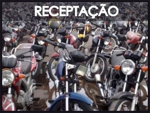 Polícia apreende dupla com motocicleta roubada