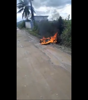 [Vídeo] Moto roubada é incendiada em União dos Palmares