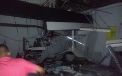 Grupo fortemente armado explode caixas eletrônicos no interior de AL