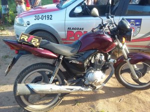 Polícia encontra no meio do mato veículo com queixa de roubo 