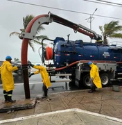 Prefeitura retira entulhos para desobstruir galerias durante as chuvas em Maceió