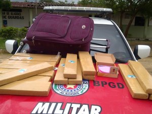 Policiais fingem ser clientes e prendem suspeito de tráfico com 35 kg de maconha