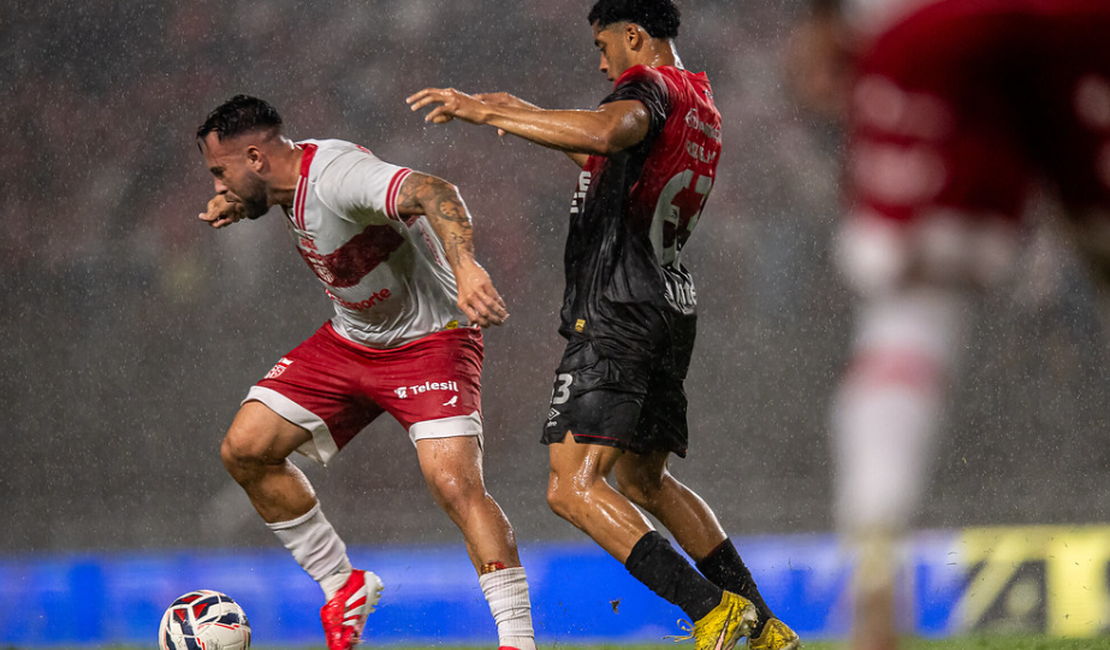 CRB perde para o Athletico no Rei Pelé e se mantém no meio da tabela da Série B