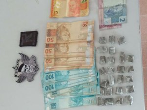 Dupla é presa com maconha, moto e dinheiro em Arapiraca