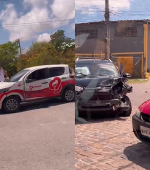 Colisão entre dois carros é registrada no Clima Bom, em Maceió