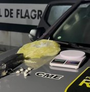 Após denúncia de vizinhos, homem é preso vendendo drogas na mesa de casa no Jacintinho