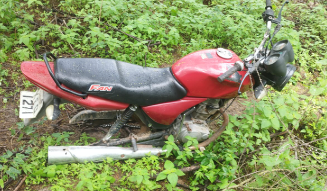 Polícia recupera moto roubada e abandonada em terreno na zona rural de Girau do Ponciano