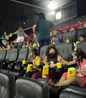 Crianças atendidas por CRAS em Lagoa da Canoa passeiam no shopping e curtem sessão de cinema