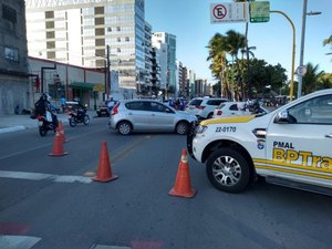 Blitz da Lei Seca flagra oito inabilitados e recolhe 10 CNHs em Maceió